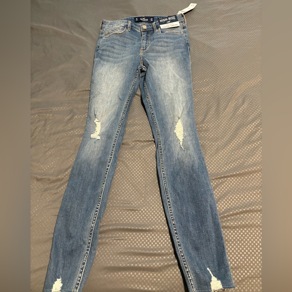 NEW WITH TAGS Hollister high rise distressed skinny size 3-L, 26/30